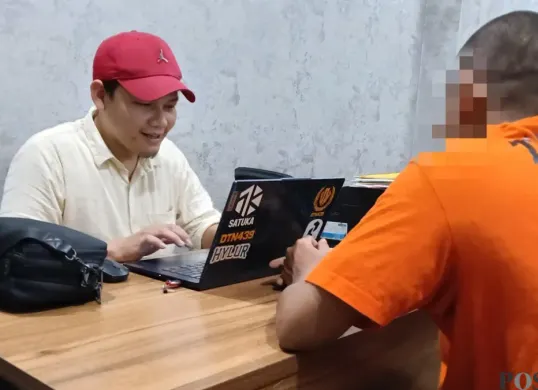 Tersangka pengedar sabu saat menjalani pemeriksaan di ruang Unit 3 Satresnarkoba Polresta Serang Kota. (Sumber: Pos Kota/ Rahmat Haryono)