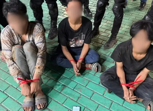 Tiga orang yang diduga melakukan perampasan terhadap seorang sopir truk di kawasan lampu merah pintu keluar Tol Tomang, Jakarta Barat. (Sumber: Polda Metro Jaya)