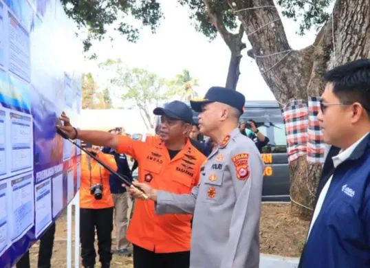 Kapolda Banten Irjen Pol Hengky melihat paparan pencarian jurnalis yang hilang kontak di sekitar Gunung Anak Krakatau. (Sumber: Polda Banten)