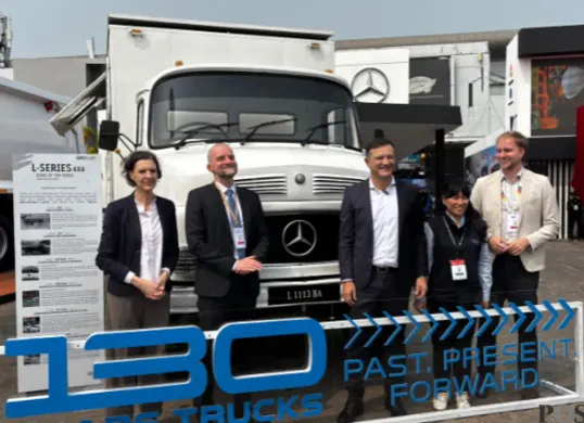 PT DCVI membawa perjalanan 130 tahun Mercedes-Benz Trucks ke Mining Indonesia 2026 melalui truk generasi terbaru. (Sumber: Poskota/Aldi Harlanda Irawan)