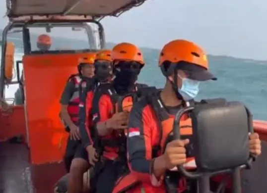 Tim SAR gabungan saat melakukan pencarian korban hilang kontak di Selat Sunda. (Sumber: Istimewa)