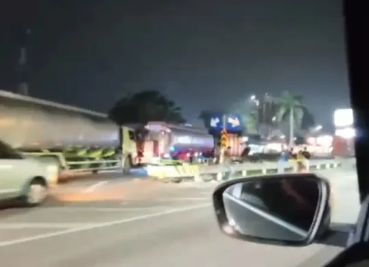Antrean truk di SPBU Tol Tangerang Merak KM 68, Rabu, 9 September 2026, malam WIB. (Sumber: Dok. Istimewa)