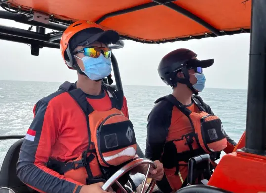 Tim SAR gabungan melakukan operasi pencarian rombongan jurnalis dan tiga awak kapal yang hilang kontak di perairan Selat Sunda, Kabupaten Pandeglang, Banten. (Sumber: Dok. Istimewa)