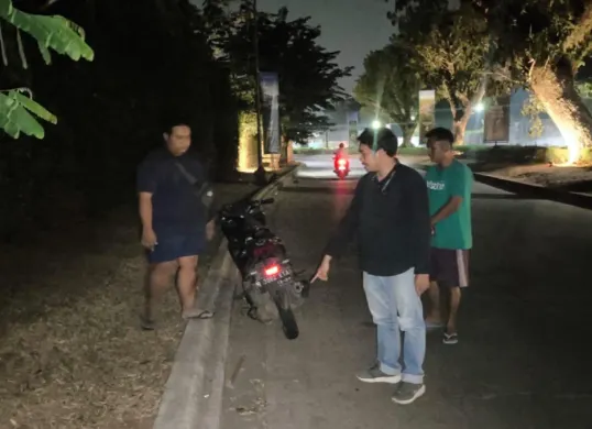 Anggota Polsek Bojongsari melakukan olah TKP pembegalan motor. (Sumber: Polres Metro Depok)