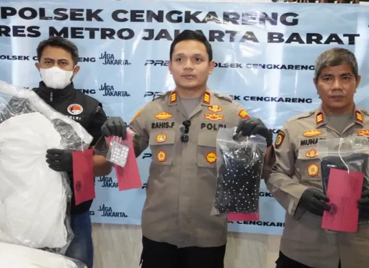 Polsek Cengkareng AKP Rahis Fathlillah menggelar konferensi pers terkait tewasnya seorang mahasiswi setelah karaoke dan konsumsi narkoba. (Sumber: Polsek Cengkareng)