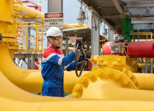 Pekerja memperbaiki pipa gas bawah laut di Teluk Jakarta. (Sumber: Dok. Istimewa)