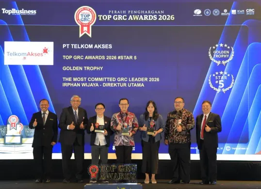 Direktur Keuangan dan Manajemen Risiko Telkom Akses Hery Sofiaji menerima tiga penghargaan dalam Acara Puncak Penghargaan TOP GRC Awards 2026, Rabu, 9 September 2026. (Sumber: Dok. Istimewa)