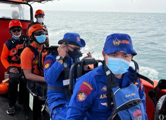 Tim SAR Gabungan saat melakukan pencarian lima jurnalis yang hilang di perairan Selat Sunda. (Sumber: Pos Kota/Samsul Fatoni)