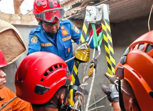 Petugas BPBD mengevakuasi korban diduga menghirup udara beracun dan terjebak dalam sumur di Kampung Pabuaran, Desa Cilayang, Kabupaten Serang, Banten, Sabtu, 12 September 2026. (Sumber: Dok. Istimewa)