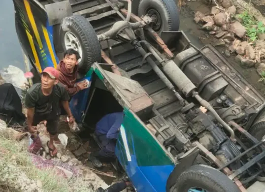 Warga berusaha membantu evakuasi korban laka lantas mobil Elf terbalik masuk ke Kali Cikumpa Pondok Gurame, Jalan Raya KSU, Kelurahan Tirtajaya, Kecematan Sukmajaya, Kota Depok, Minggu, 13 September 2026. (Sumber: Lantas Polsek Sukmajaya)
