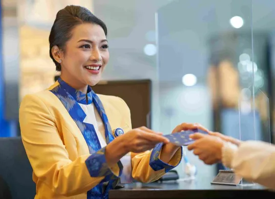 Ilustrasi layanan Customer Service dan Teller di kantor cabang BCA. Simak informasi kisaran uang saku Magang Bakti BCA 2026. (Sumber: BCA)