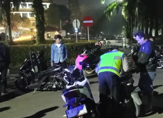 Anggota Satlantas Polresta Tangerang saat melakukan pengawasan di Puspemkab Tangerang. (Sumber: Istimewa)
