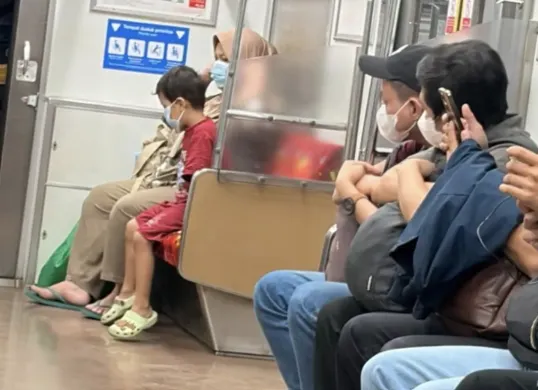 Petugas kebersihan membersihkan lantai gerbong KRL yang dikaitkan dengan dugaan insiden penumpang BAB di dalam kereta. (Sumber: Instagram/@metrobogor_)