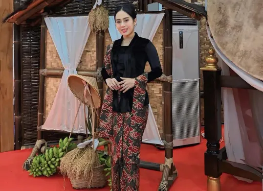 Sosok Kanaya Whu dikenal sebagai vokalis Emka 9 yang aktif tampil dalam berbagai kegiatan seni dan budaya di Jawa Barat. (Sumber: Instagram/@kanayawhu)