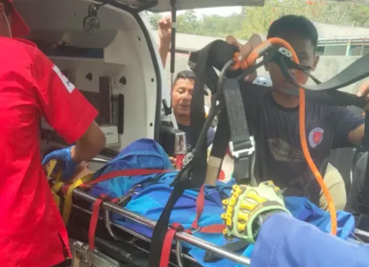 Korban kecelakaan dibawa ke mobil ambulan dievakuasi ke rumah sakit. (Sumber: Lantas Polsek Sukmajaya)