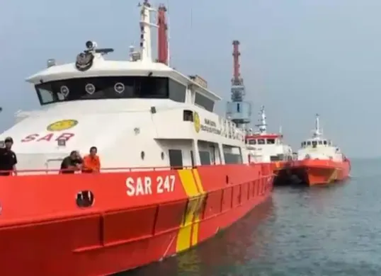 Sejumlah kapal menyisir perairan Selat Sunda melakukan pencarian 5 jurnalis dan 3 ABK yang hilang. (Sumber: SAR Banten)