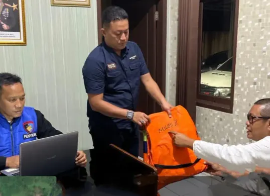 Jajaran Polda Banten saat melakukan pemeriksaan jaket pelampung yang ditemukan dalam pencarian 5 jurnalis dan 3 ABK di Selat Sunda. (Sumber: Humas Polda Banten)
