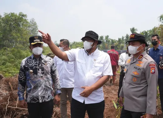Menteri Lingkungan Hidup (KLH), Moh Jumhur Hidayat didampingi Kapolda Riau, Irjen Pol Herry Heryawan saat meninjau lokasi kebakaran hutan dan lahan, beberapa waktu lalu. (Sumber: Istimewa)