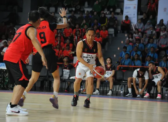 Panglima TNI Jenderal Agus Subiyanto turut bermain dalam laga eksibisi bola basket saat pembukaan Turnamen Piala Panglima TNI 2026 di Jakarta. (Sumber: Istimewa)