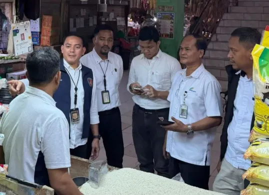 Satgas Pangan Polda Metro Jaya bersama PD Pasar Jaya dan Perum Bulog memantau harga dan ketersediaan beras di wilayah Ciracas, Jakarta Timur, Senin, 14 September 2026. (Sumber: Dok. Istimewa)