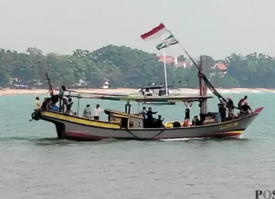 Puluhan nelayan Carita Pandeglang saat hendak melakukan ritual Larung Saji di perairan laut Carita sebagai bentuk ikhtiar spiritual mencari 5 jurnalis dan 3 ABK yang hilang kontak di Selat Sunda. (Sumber: Pos Kota/ Samsul Fatoni)