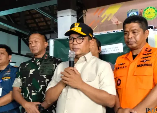 Gubernur Andra Soni dan Kepala Kantor SAR Banten Al Amrad, saat menyampaikan hasil operasi SAR di hari ke-7 pencarian. (Sumber: Poskota/Samsul Fatoni)
