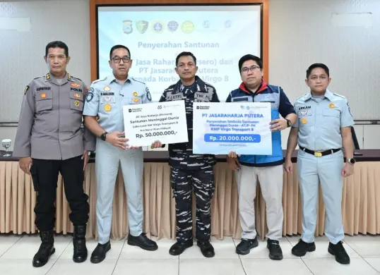 Jasa Raharja menyerahkan santunan kepada keluarga korban ABK yang meninggal dunia dalam insiden KM Virgo Transport 8. (Sumber: Dok. Istimewa)