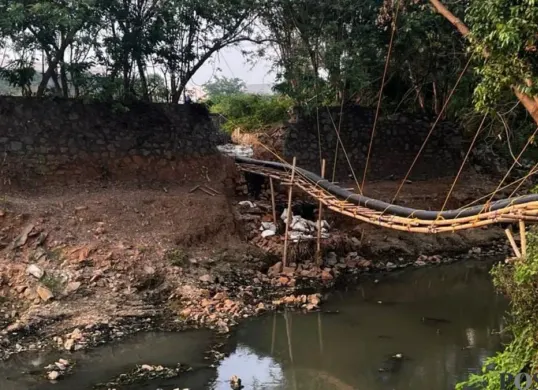 Sungai Cimanceuri di kawasan Milenium, perbatasan Desa Budi Mulya Cikupa dan Desa Matagara Tigaraksa, Kabupaten Tangerang, diduga tercemar. (Sumber: Poskota/Veronica Prasetio)