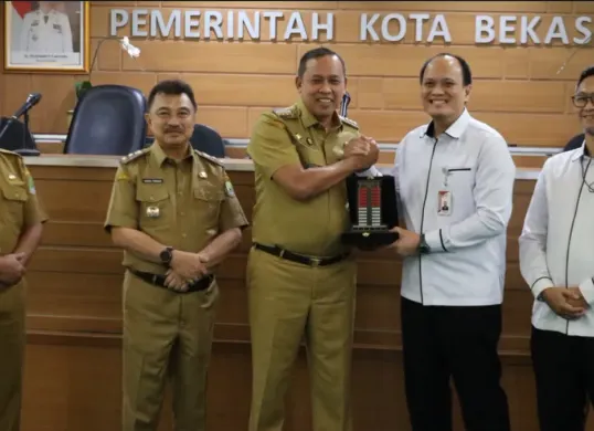 Wali Kota Bekasi, Tri Adhianto Tjahyono (tengah). (Sumber: Istimewa)