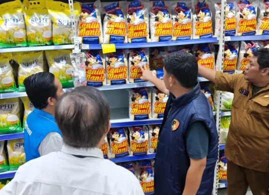 Ditreskrimsus Polda Metro Jaya mengecek ketersediaan dan harga beras di sejumlah pasar serta supermarket di Kota Tangerang. (Sumber: Polda Metro Jaya)
