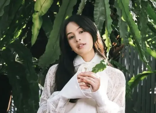 Maudy Ayunda merupakan alumni University of Oxford dan Stanford University. Ia menerima beasiswa LPDP untuk studi S2 di Stanford dan tercatat dalam PK-142. (Sumber: Instagram/@Maudyayunda)