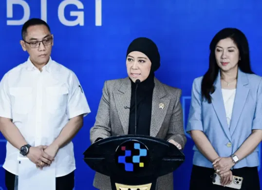 Menteri Komunikasi dan Digital Meutya Hafid menyampaikan perkembangan penerapan PP TUNAS dan klasifikasi risiko platform digital terhadap anak di Jakarta. (Sumber: Komdigi)