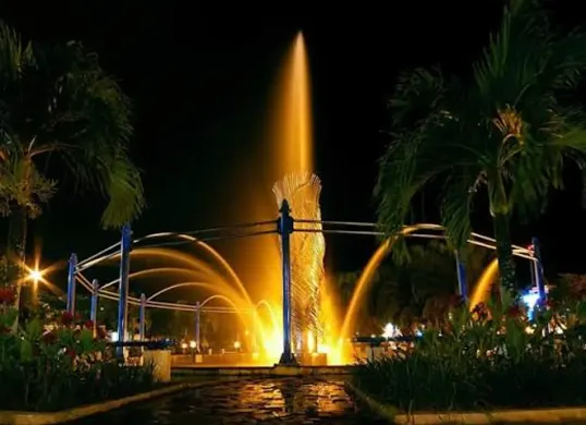 Ilustrasi Suasana malam Jakarta, mulai dari taman kota hingga kawasan wisata dengan lampu yang menghiasi malam. (Sumber: Wikimedia Commons)