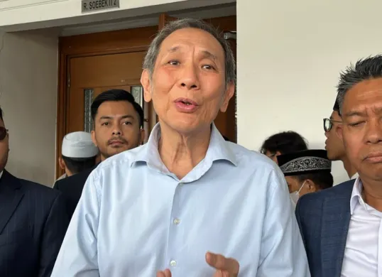 Potret Jusuf Hamka (tengah) hadir secara langsung dalam sidang  dakwaan perkara dugaan hoaks dan manipulasi informasi elektronik berbasis deepfake AI di Pengadilan Negeri Jakarta Pusat, Selasa, 15 September 2026. (Sumber: Istimewa)