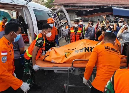 Polri mengevakuasi dua jenazah korban kecelakaan KM Virgo Transport 8 dari perairan selatan Banjarmasin, Kalimantan Selatan, Selasa, 15 September 2026. (Sumber: Dok. Istimewa)