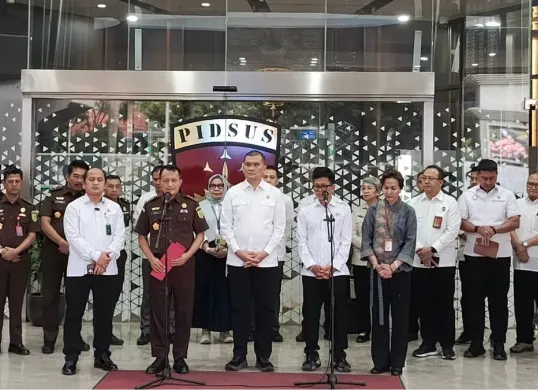 Tim 9 Kejagung memastikan perkara dugaan korupsi dan TPPU yang menjerat mantan Jampidsus Febrie Adriansyah, DR, dan NH segera masuk tahap penuntutan. (Sumber: Poskota/Ali Mansur)