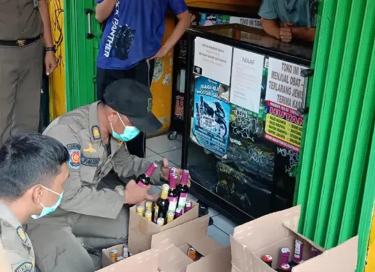 Ribuan botol miras disita Satpol PP Kota Depok di warung sembako dan jamu. (Sumber: Satpol PP Depok)