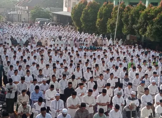 Warga, ASN dan Ulama di Depok menggelar Solat Salat Istisqa meminta hujan saat situasi kekeringan. (Sumber: Pos Kota/ Angga)