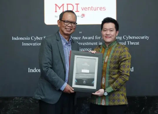 VP Corporate Communication dan Strategy MDI Ventures Alvin Evander (paling kanan) mewakili MDI Ventures menerima penghargaan dalam ajang Indonesia Cyber Security Summit (ICSS) 2026, yang diselenggarakan Warta Ekonomi di Jakarta. (Sumber: Istimewa)