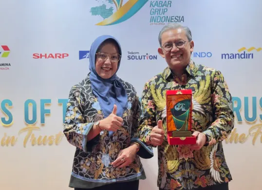 (paling kiri) VP Enterprise Marketing & Growth Telkom Reni Yustiani menerima penghargaan “Business Impact & Industry Growth” untuk Telkom Solution dari Kabar Group Indonesia (KGI). (Sumber: Istimewa)