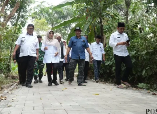 Bupati Pandeglang, Raden Dewi Setiani bersama jajarannya meninjau pembangunan jalan Banyumundu-Saninten. (Sumber: Poskota/Samsul Fatoni)