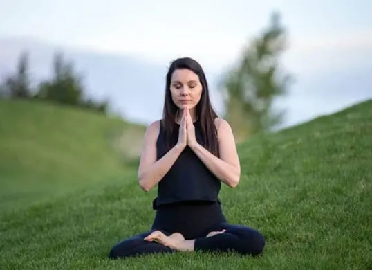 Mindfulness dapat dilatih melalui aktivitas sederhana dengan memusatkan perhatian pada apa yang sedang terjadi saat ini. (Sumber: WIkimedia Commons)