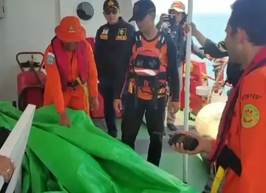 Tim SAR gabungan temukan terpal warna hijau saat pencarian rombongan jurnalis dan ABK yang hilang di Selat Sunda, Carita, Kabupaten Pandeglang, Banten, Rabu, 16 September 2026. (Sumber: Dok. Istimewa)