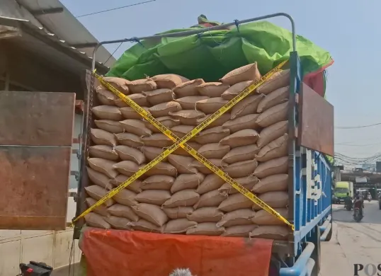 Direktorat Reserse Kriminal Khusus Polda Metro Jaya mengungkap kasus dugaan impor kacang tanah ilegal sebanyak 49,85 ton atau setara 1.536 karung di kawasan Penjaringan, Jakarta Utara, Rabu, 16 September 2026. (Sumber: Poskota/Ali Mansur)