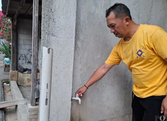 Kekeringan terjadi di RW 05 Kelurahan Sawangan Baru, Kecamatan Sawangan, Kota Depok. (Sumber: Poskota/Angga Pahlevi)