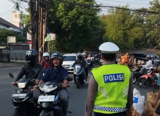 Polisi mengatur lalu lintas di  Jalan Raya Cinere, Kota Depok yang mengalami kemacetan parah akibat galian PDAM. (Sumber: Polsek Cinere)