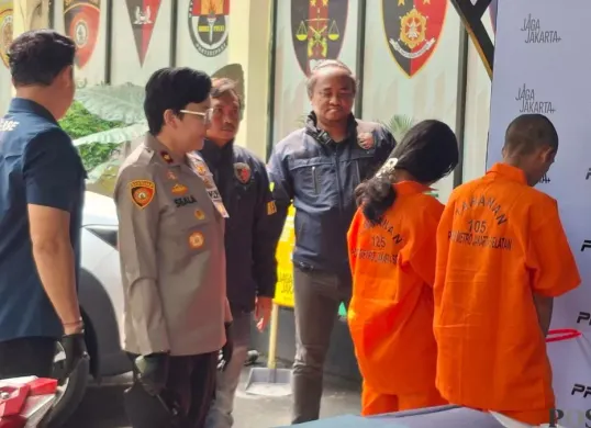 Ungkap kasus pasutri pelaku curanmor di Mapolsek Kebayoran Lama, Rabu, 16 September 2026. (Sumber: Poskota/Angga Pahlevi)