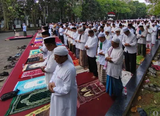 Salat Istisqa di Alun-Alun Taman Pasanggrahan Padjadjaran, Kabupaten Purwakarta, Jawa Barat, Rabu, 16 September 2026. (Sumber: Poskota/Dadan Sukmana)