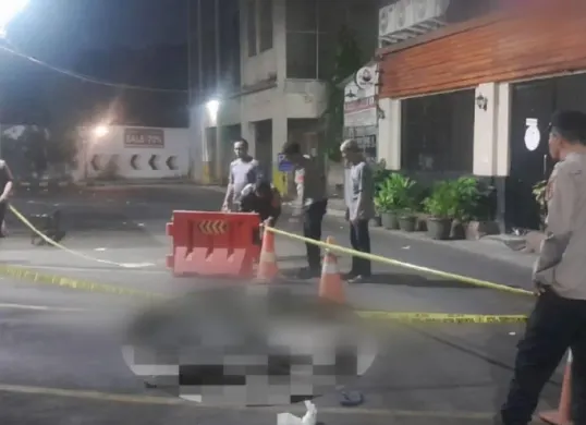 Petugas Polsek Serang mengamankan lokasi jatuhnya pengunjung tempat hiburan. (Sumber: Polsek Serang)