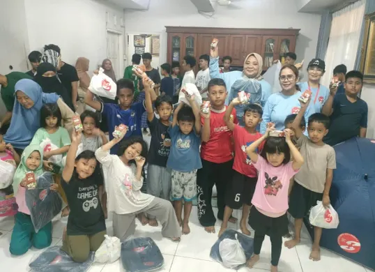 Hands For Help dan Diamond Food menyalurkan bantuan berupa tas sekolah, susu, makanan ringan, dan air mineral kepada anak-anak panti asuhan. (Sumber: Istimewa)